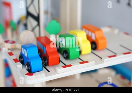 Une rangée de jouets colorés de wagon sur une table Banque D'Images