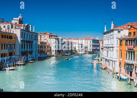 Palais colorés le long du Grand canal. Venise, Vénétie, Italie, Europe Banque D'Images