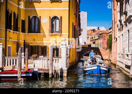 Barge de fret naviguant sur le Grand Canal. Venise, Vénétie, Italie, Europe Banque D'Images