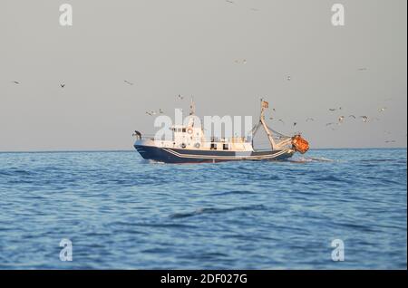 Un bateau de pêche à la mer méditerranée retourne au port, Andalousie, Costa del sol, Espagne. Banque D'Images