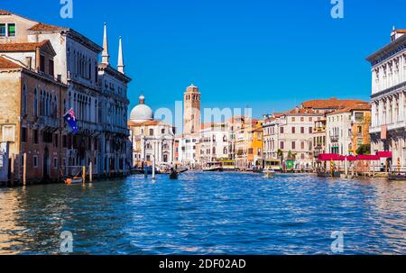 Palais colorés le long du Grand canal. Venise, Vénétie, Italie, Europe Banque D'Images