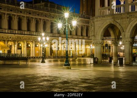 Place Saint-Marc au crépuscule. Piazza San Marco. Coin du Palais des Doges et façade de la Biblioteca Nazionale Marciana, Bibliothèque nationale de St Marc. Veni Banque D'Images