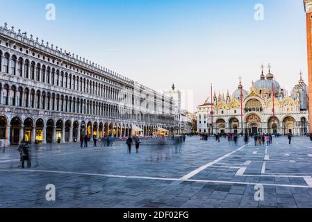 Place Saint-Marc - Piazza San Marco et façade ouest de la basilique Saint-Marc. Venise, Vénétie, Italie, Europe Banque D'Images