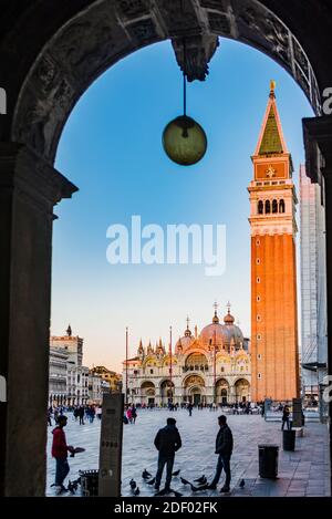 Place Saint-Marc - Piazza San Marco avec la tour du clocher - Campanile. Venise, Vénétie, Italie, Europe Banque D'Images