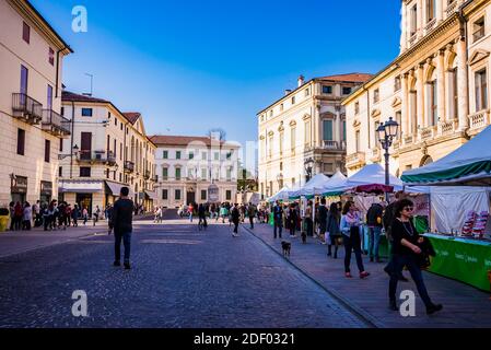 Marché aux puces sur la Piazza del castelo. Vicenza, Vénétie, Italie, Europe Banque D'Images