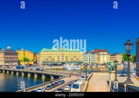 Suède, Stockholm, le 31 mai 2018 : vue panoramique aérienne du pont, lampe des feux de rue, monument de la statue du lion, remblai du port du lac Malaren avec typique Banque D'Images