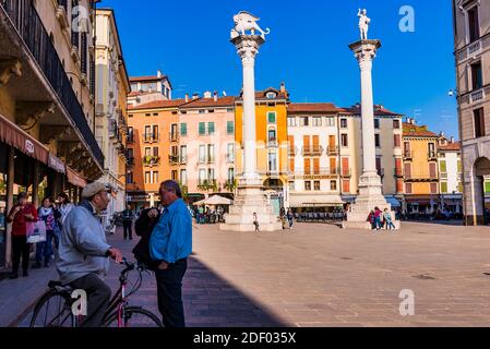 Piazza dei Signori, place de la ville. Les deux colonnes, à gauche, le lion ailé, symbole de Saint-Marc et de la République de Venise. Rigt, le redentore, C. Banque D'Images