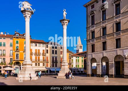 Piazza dei Signori, place de la ville. Les deux colonnes, à gauche, le lion ailé, symbole de Saint-Marc et de la République de Venise. Rigt, le redentore, C. Banque D'Images