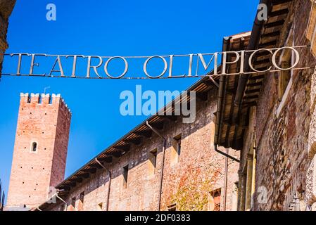 La cour du Teatro Olimpico - Théâtre olympique - est un théâtre de Vicenza, construit en 1580-1585. Le théâtre était le design final de l'Italia Banque D'Images