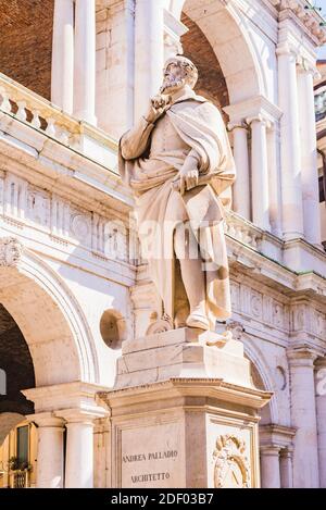 Statue de l'architecte Andrea Palladio dans la Piazzetta Andrea Palladio, à côté de la basilique Palladiana. Vicenza, Vénétie, Italie, Europe Banque D'Images