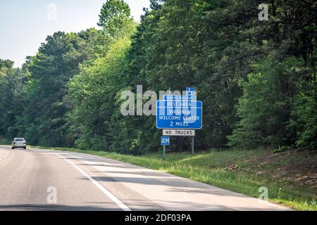 Highway Road Interstate 95 en Caroline du Nord avec panneau bleu Et texte pour la zone de repos du Virginia Welcome Center Banque D'Images