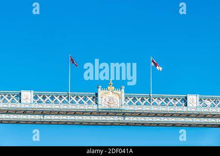 Londres Royaume-Uni blason emblème architecture de la tour de la ville pont avec Union Jack Royaume-Uni, Angleterre drapeaux au-dessus de la Tamise isolé contre le bleu Banque D'Images