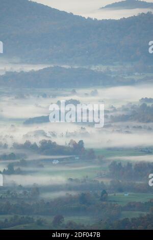 La brume matinale d'automne enveloppe les montagnes Shenandoah dans les montagnes Blue Ridge de Virginie. Banque D'Images