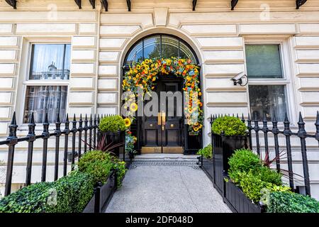 Immeuble résidentiel blanc victorien avec décoration de fleurs de porte, jardin en pot aménagé dans le quartier de Marylebone de la ville de Westm Banque D'Images