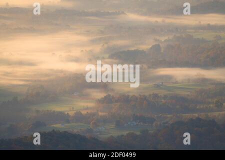 La brume matinale d'automne enveloppe les montagnes Shenandoah dans les montagnes Blue Ridge de Virginie. Banque D'Images