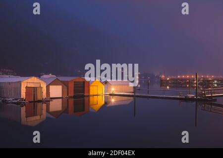 Serres à bateaux sur le lac Kootenay lors d'une soirée d'hiver calme à Nelson, en Colombie-Britannique Banque D'Images