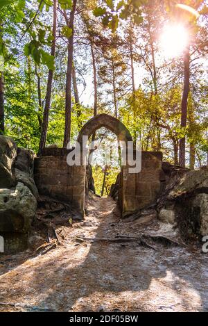 Porte en pierre abandonnée avec arche gothique près de Mala Skala, République tchèque Banque D'Images