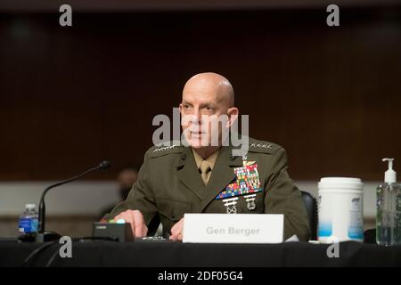 Secrétaire de la Marine Kenneth J. Braithwaite, à gauche, Chef des opérations navales de la Marine des États-Unis, amiral Michael M. Gilday, au centre, Et le corps des Marines des États-Unis, commandant du corps des Marines, le général David H. Berger, à droite, comparaissent devant une audience du Comité des services armés du Sénat pour examiner la disponibilité de la Marine et du corps des Marines, dans l'édifice Dirksen du Bureau du Sénat à Washington, DC., le mercredi 2 décembre 2020. Crédit : Rod Lamkey/CNP | utilisation dans le monde entier Banque D'Images