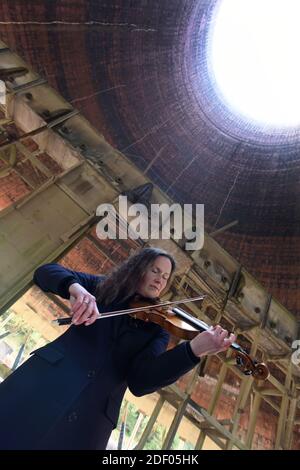 Le violoniste Zoe Beyers jouant à l'intérieur de la tour de refroidissement d'Ironbridge 2019 peu avant qu'ils soient démolis. Banque D'Images