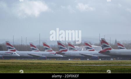 Glasgow, Écosse, Royaume-Uni. 2 décembre 2020. Photo :les avions airbus de British Airways sont toujours au sol en raison de la pandémie du coronavirus (COVID19). En raison de l'incertitude et d'un ralentissement massif et sans précédent de l'industrie aérienne mondiale, British Airways (BA) a mis plus d'un quart de son personnel à disposition. L'aéroport de Glasgow a maintenant garé les jets mis à la terre dans une zone plus petite du tarmac, puisqu'ils occupaient une partie de la deuxième piste de l'aéroport. Crédit : Colin Fisher/Alay Live News Banque D'Images