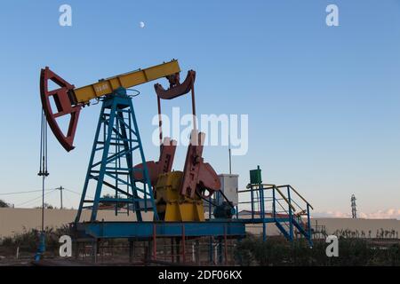 Pompe à huile. Équipement de l'industrie pétrolière. La jauge de pétrole à Bakou, Azerbaïdjan Banque D'Images