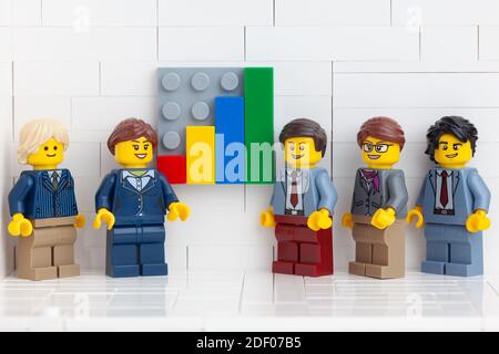 Tambov, Fédération de Russie - 14 novembre 2020 Lego minifigure hommes d'affaires ayant une réunion dans leur bureau et montrant les résultats de leurs succès Banque D'Images
