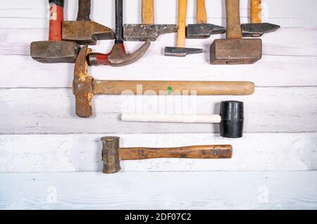 ensemble de différents types de vieux marteaux sur un fond en bois. vue de dessus. Banque D'Images