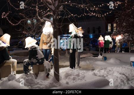 Mannequins avec abat-jour au lieu de têtes, Festival d'éclairage d'hiver de Stratford. La nuit. Banque D'Images