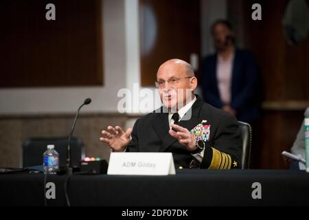 Le chef des opérations navales de la Marine des États-Unis, l'amiral Michael M. Gilday, comparaît devant une audience du Comité des services armés du Sénat pour examiner l'état de préparation du corps de la Marine et de la Marine, dans l'édifice du bureau du Sénat Dirksen à Washington, DC., le mercredi 2 décembre 2020. Crédit : Rod Lamkey/CNP/MediaPunch Banque D'Images