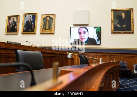 Représentant des États-Unis Alexandria Ocasio-Cortez (démocrate de New York) Apparaît dans un moniteur alors qu'elle interroge le président de la Réserve fédérale, Jerome Powell, et le secrétaire au Trésor, Steven Mnuchin, lors d'une audience du comité des services financiers de la Chambre sur la surveillance de la réponse pandémique du département du Trésor et de la Réserve fédérale, dans le bâtiment Rayburn House à Washington, DC, USA, le 02 décembre 2020.Credit: Jim LoScazzo/Pool via CNP /MediaPunch Banque D'Images