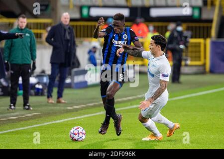 Odilon Kossounou du Club et Sebastian Driussi de Zenit se battent pour le Ballon lors d'un match de football entre le Club belge Brugge KV Et le FC Zenit Sain russe Banque D'Images