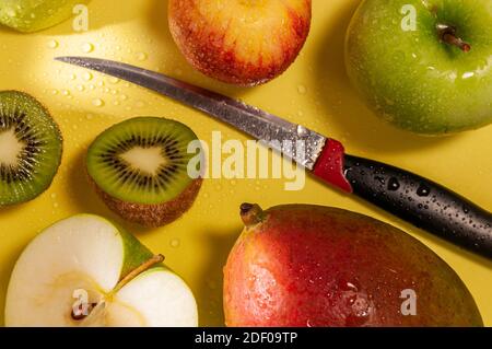 fruit frais sur fond jaune recouvert de gouttes d'eau. Photo de haute qualité Banque D'Images