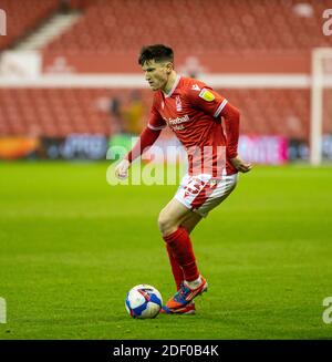 City Ground, Nottinghamshire, Midlands, Royaume-Uni. 2 décembre 2020. Championnat de football de la Ligue anglaise de football, Nottingham Forest versus Watford; Joe Lolley de Nottingham Forest à la recherche d'un pass crédit: Action plus Sports/Alamy Live News Banque D'Images