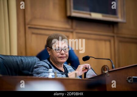 Commission de la Chambre sur la magistrature Présidente représentante des États-Unis Karen Bass (démocrate de Californie) interroge le groupe lors d'une Commission de la Chambre sur la magistrature, sous-commission sur la criminalité, le terrorisme, Et à l'audience de la sécurité intérieure sur la surveillance du Bureau fédéral des prisons et du Service des marais des États-Unis dans le bureau de Rayburn House à Washington, DC., le mercredi 2 décembre 2020. Crédit : Rod Lamkey/CNP | utilisation dans le monde entier Banque D'Images