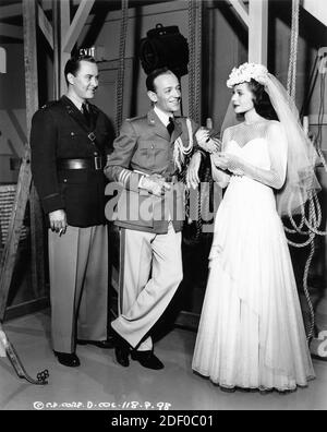 JOHN HUBBARD FRED ASTAIRE et RITA HAYWORTH sur l'ensemble Candid Pendant le tournage de VOUS NE SERA JAMAIS RICHE réalisateur Sidney 1941 LANFIELD robes Robert Kalloch Columbia photos Banque D'Images