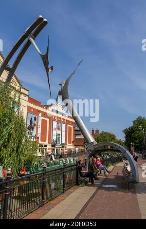 « empowerment » de Stephen Broadbent enjambant la rivière Witham dans Lincoln's City Square, Lincoln, Lincolnshire, Royaume-Uni. Banque D'Images