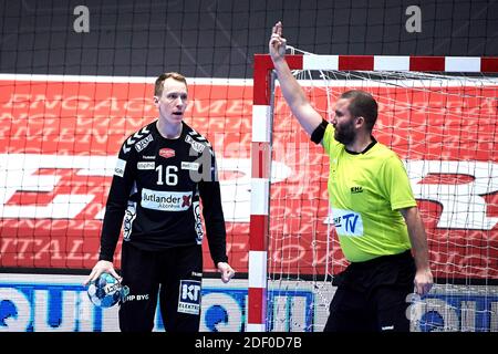 Aalborg, Danemark. 02e décembre 2020. Mikael Aggefors (16) du Handball d'Aalborg vu dans le match de la Ligue des champions de l'EHF entre le Handball d'Aalborg et le FC Barcelona Handbol au Jutlander Bank Arena d'Aalborg. (Crédit photo : Gonzales photo/Alamy Live News Banque D'Images