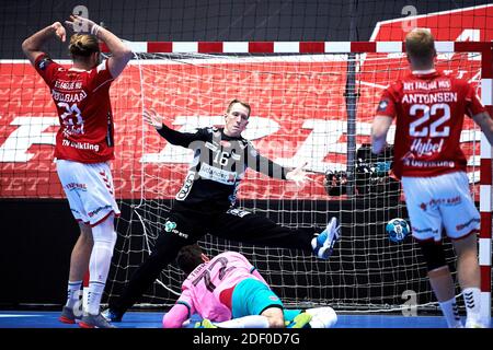 Aalborg, Danemark. 02e décembre 2020. Mikael Aggefors (16) du Handball d'Aalborg vu dans le match de la Ligue des champions de l'EHF entre le Handball d'Aalborg et le FC Barcelona Handbol au Jutlander Bank Arena d'Aalborg. (Crédit photo : Gonzales photo/Alamy Live News Banque D'Images