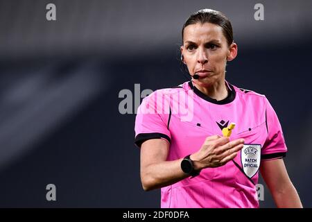 Turin, Italie. 02e décembre 2020. TURIN, ITALIE - 02 décembre 2020 : l'arbitre Stephanie Frappart se penche sur le match de football du Groupe G de la Ligue des champions de l'UEFA entre le FC Juventus et le FC Dynamo Kyiv. (Photo de Nicolò Campo/Sipa USA) crédit: SIPA USA/Alay Live News Banque D'Images