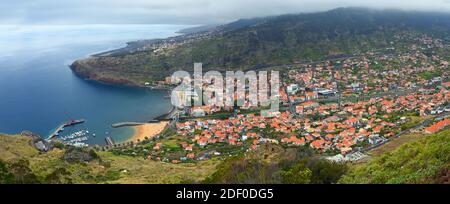 Vue panoramique de Machico à Madère avec port de plage et aéroport. Banque D'Images