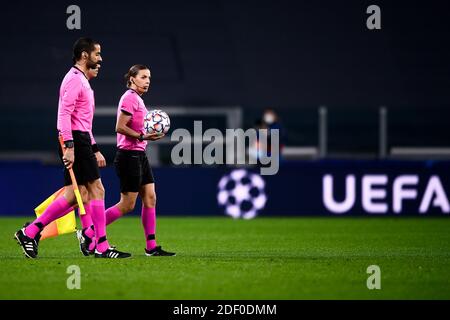 Turin, Italie. 02e décembre 2020. TURIN, ITALIE - 02 décembre 2020 : l'arbitre Stephanie Frappart est vue lors du match de football du Groupe G de la Ligue des champions de l'UEFA entre le FC Juventus et le FC Dynamo Kyiv. (Photo de Nicolò Campo/Sipa USA) crédit: SIPA USA/Alay Live News Banque D'Images