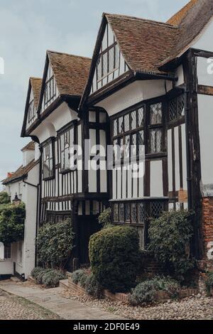 Rye, Royaume-Uni - 10 octobre 2020 : vue latérale d'une ancienne maison de style Tudor à Hartshorn sur la rue Mermaid à Rye, l'une des villes médiévales les mieux préservées de l'est Banque D'Images