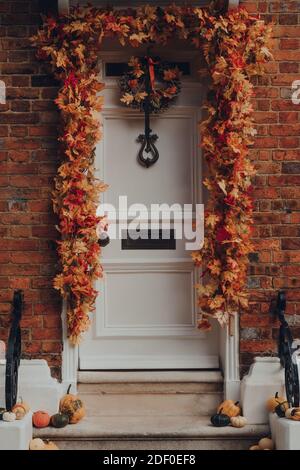 Seigle, Royaume-Uni - 10 octobre 2020 : gros plan de feuilles d'orange et de citrouilles décorations d'Halloween à l'entrée de la maison à Rye, l'un des mieux préservés de moi Banque D'Images