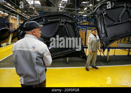 Crise du coronavirus - les grands détaillants et fabricants suspendent la production - dossier - "atmosphère à l'usine du constructeur automobile PSA Peugeot Citroën lors de la visite du Président français à Vesoul, dans l'est de la France, le 15 janvier 2009. Nicolas Sarkozy a déclaré que l'État mettrait « beaucoup d'argent » dans l'aide à l'industrie automobile en difficulté. Photo de Ludovic/Pool/ABACAPRESS.COM' Banque D'Images