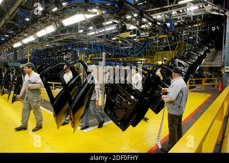 Crise du coronavirus - les grands détaillants et fabricants suspendent la production - dossier - "atmosphère à l'usine du constructeur automobile PSA Peugeot Citroën lors de la visite du Président français à Vesoul, dans l'est de la France, le 15 janvier 2009. Nicolas Sarkozy a déclaré que l'État mettrait « beaucoup d'argent » dans l'aide à l'industrie automobile en difficulté. Photo de Ludovic/Pool/ABACAPRESS.COM' Banque D'Images