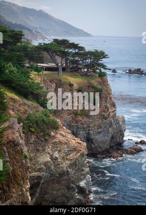 Une maison construite sur une falaise surplombant l'océan Pacifique à Big sur, Californie Banque D'Images