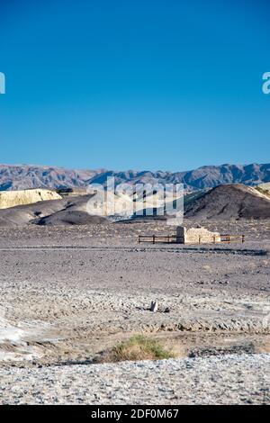 Les restes d'une cabine en adobe pour les travailleurs de l'Harmony Borax Works dans la Vallée de la mort, Californie. Banque D'Images