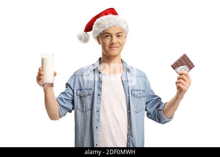 Guy avec un verre de lait et de chocolat portant un chapeau du père noël isolé sur fond blanc Banque D'Images