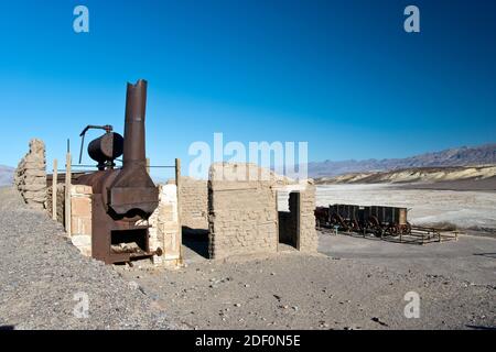 Les vestiges de l'Harmony Borax Works dans la vallée de la mort, en Californie. Banque D'Images