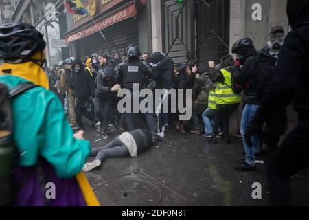 Les policiers ont frappé les diabostators alors qu'une femme se pose sur le terrain lors d'une manifestation à Paris, en France, le 9 janvier 2020, le 36e jour d'une grève multisectorielle nationale contre la réforme des retraites du gouvernement français. Photo de Florent Bardos/ABACAPRESS.COM Banque D'Images